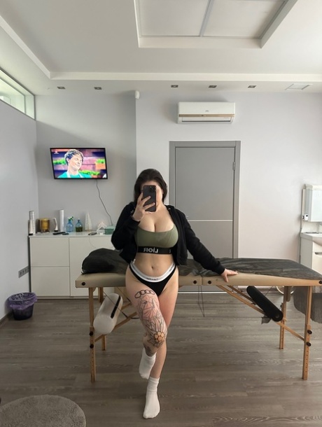 ragazza tatuata formosa meglio caldo foto