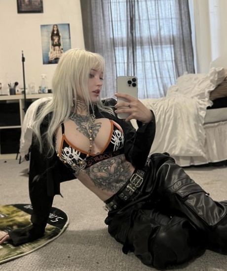 ragazza dai capelli rossi e folti arte foto